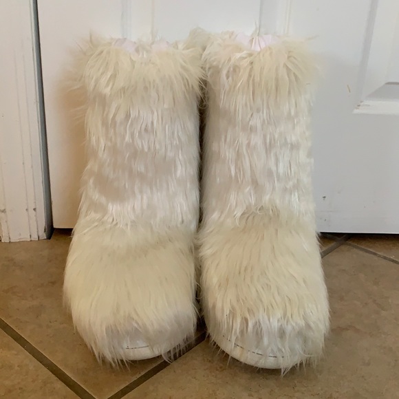 Volatile Shoes - Volatile fuzzy Coachella boots!